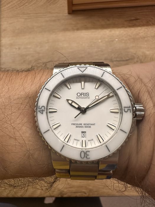 Продавам Oris aquis date