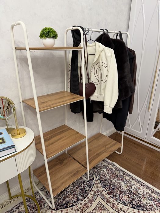 Напольная вешалка с полками для одежды