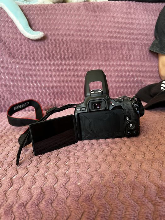 Продам фотоаппарат Canon eos 250d