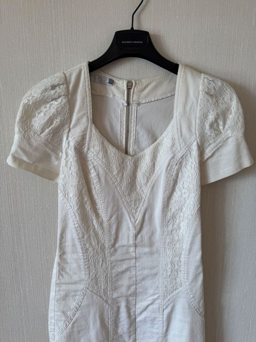 Бяла рокля Junona с дантелени мотиви, M размер (подходяща и за S)