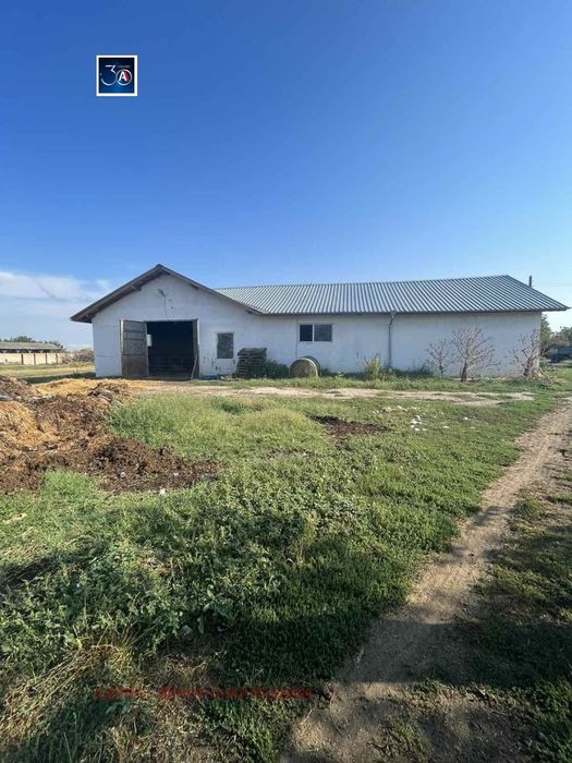 Пром. помещение в Плевен, област-с.Любеново площ 2568 цена 150000