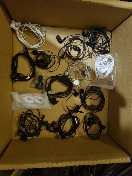 Soclu baterii,cablu tel,ștechere,căști tel,incarcatoare,cablu RCA