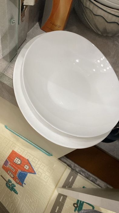 Продам столовый набор тарелок