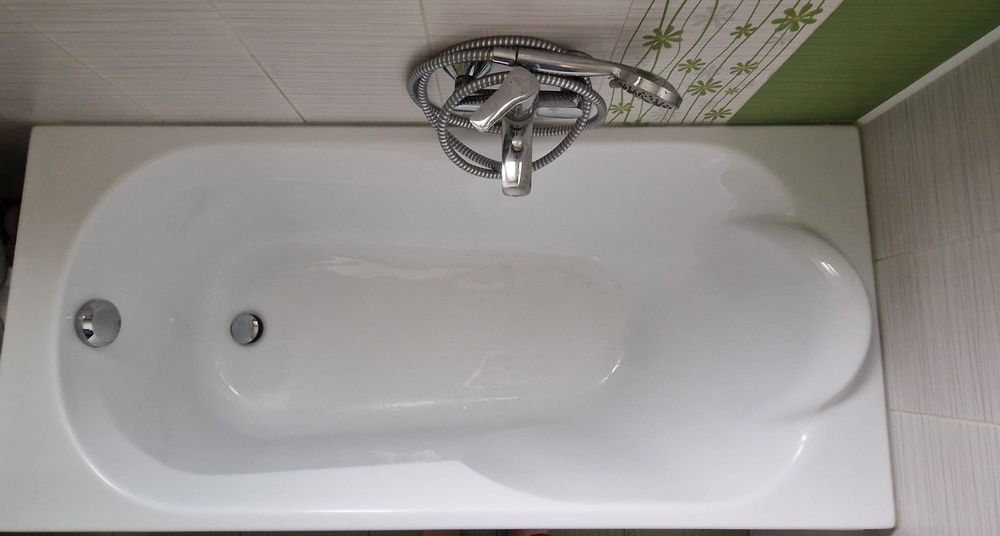 2 cazi baie, un vas wc cu bazin , chiveta cu piciorși  3 uși  de 80 cm,stare foarte bună