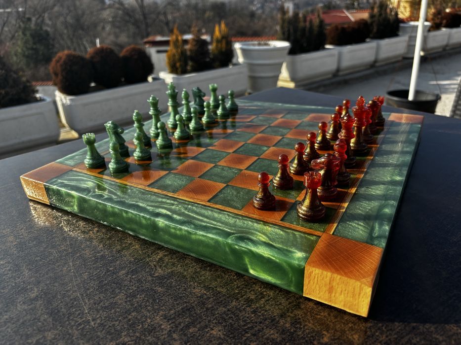 Шах от дърво и епоксидна смола