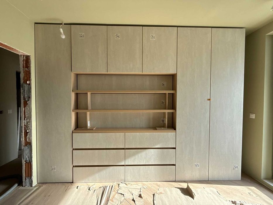 Гардероб със скрин