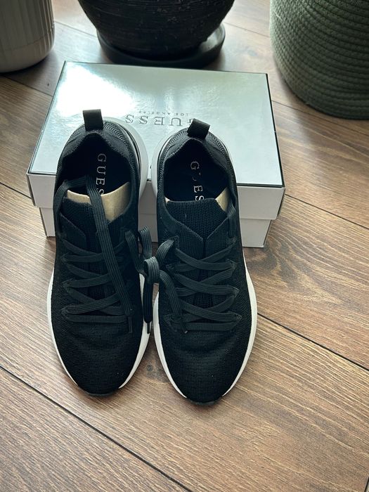 Guess чисто нови обувки