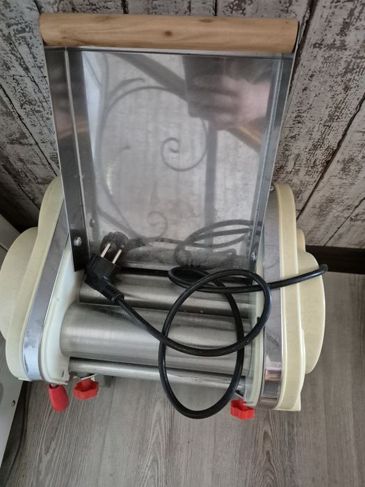 Продам тестораскаточная машина , новая