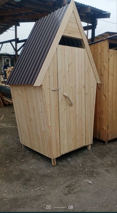 Уличный туалет деревянный и дачные