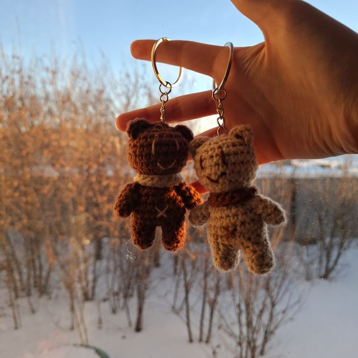 Вязанная парный брелок мишки