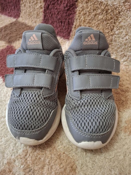 Кроссовки Adidas.