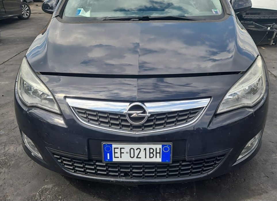 Dezmembrez opel astra j