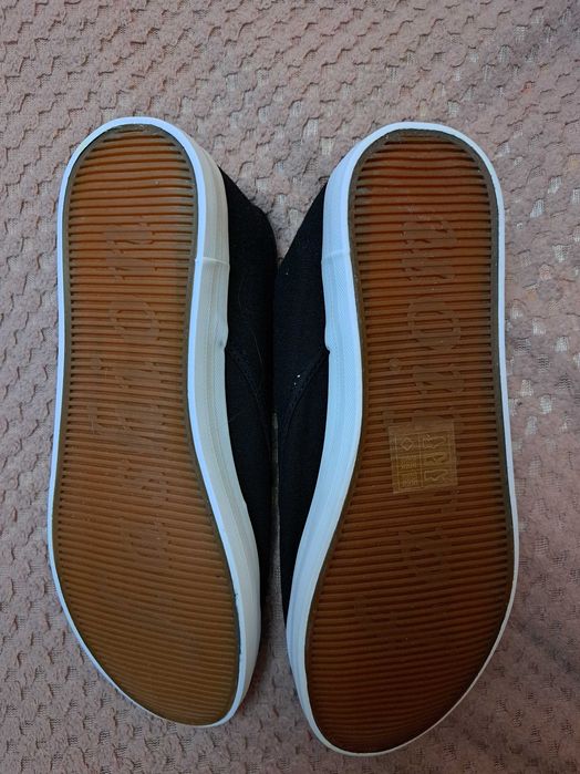 Tenisi  negri marimea 37-38, 24 cm