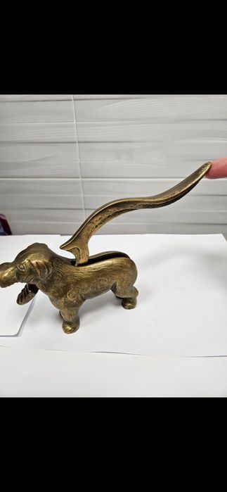 Câine bronz spărgător de nuci