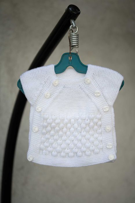 Ръчно плетени детски дрешки.