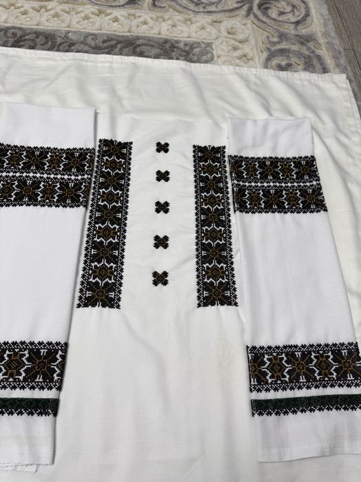 Cămașă cusută cu mărgele manual