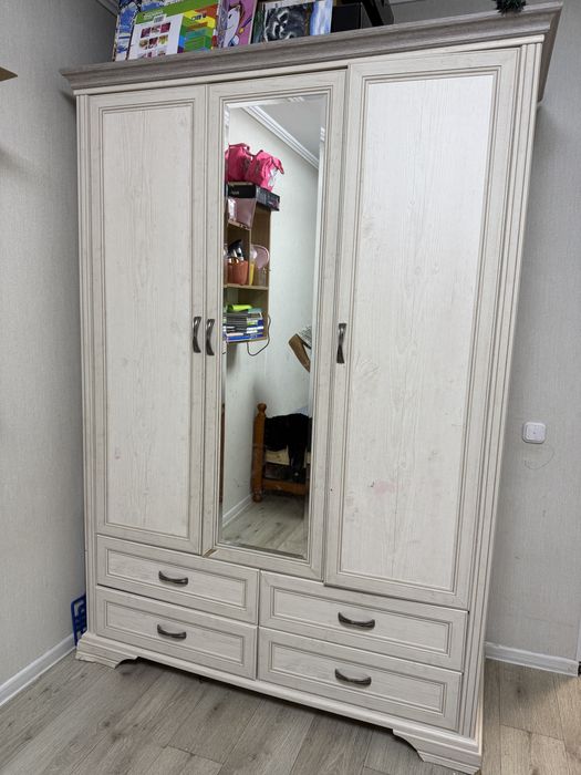 Шкаф деревянный белый