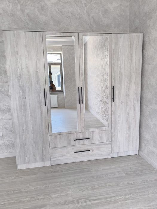 Shkaf sotiladi dastafka ustanovka bepul buladi ichida