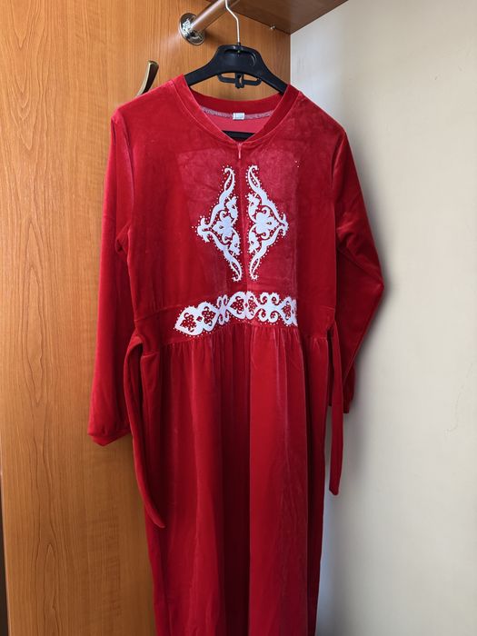 Красный халат с платком