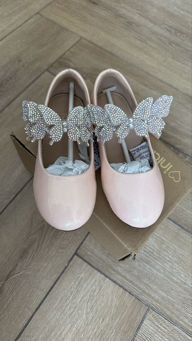 Продам платье на 6-7 лет