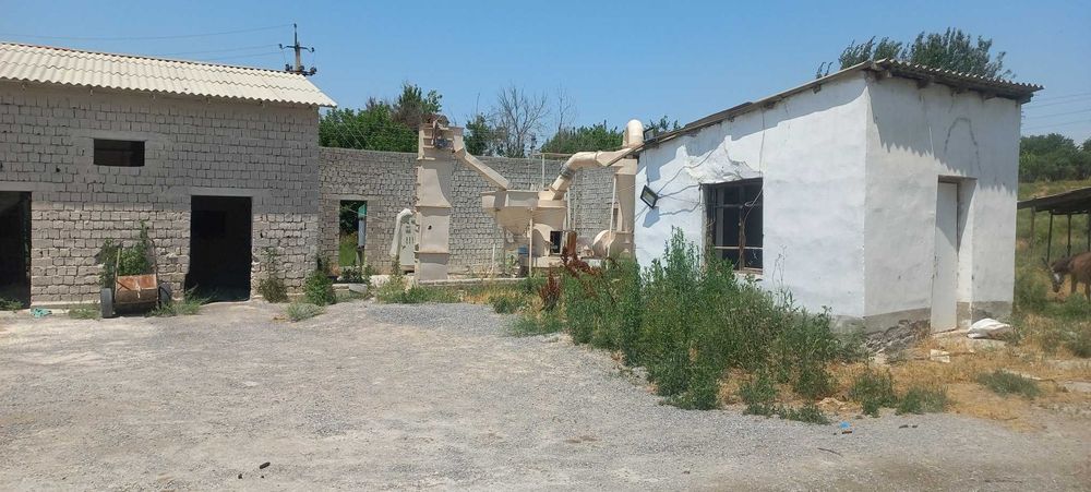 Noturar bino sotiladi