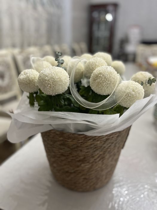 Красивый букет в кашпо