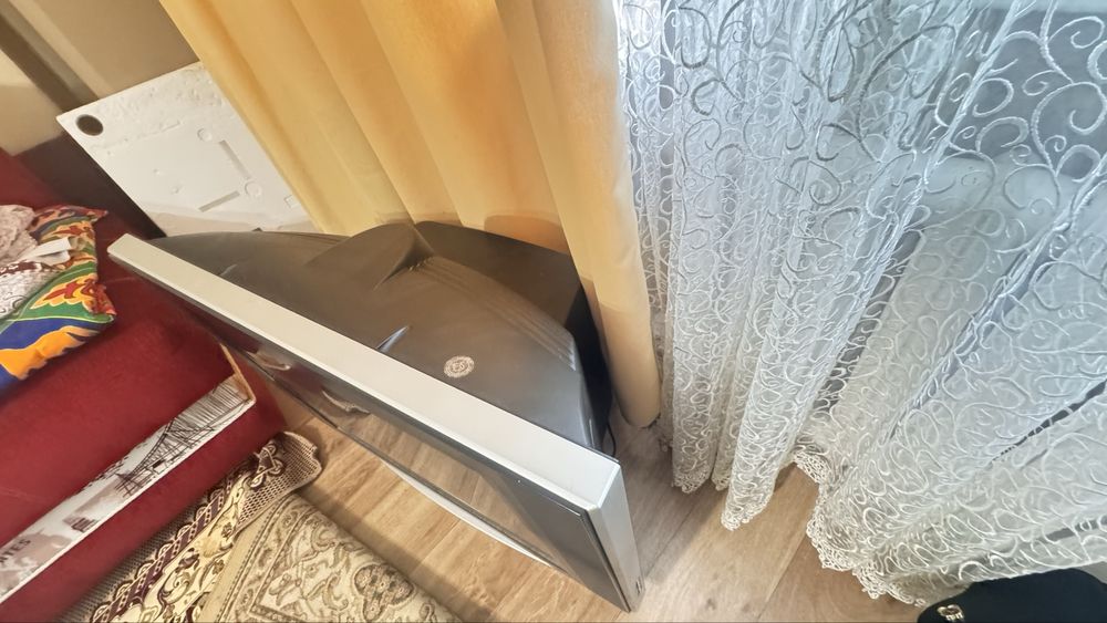 Отдам даром телевизор с подставкой