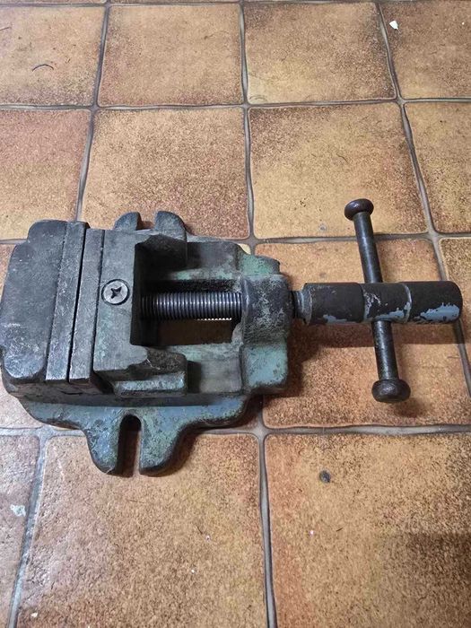 Старо шлосерско менгеме – масивно, чугунено