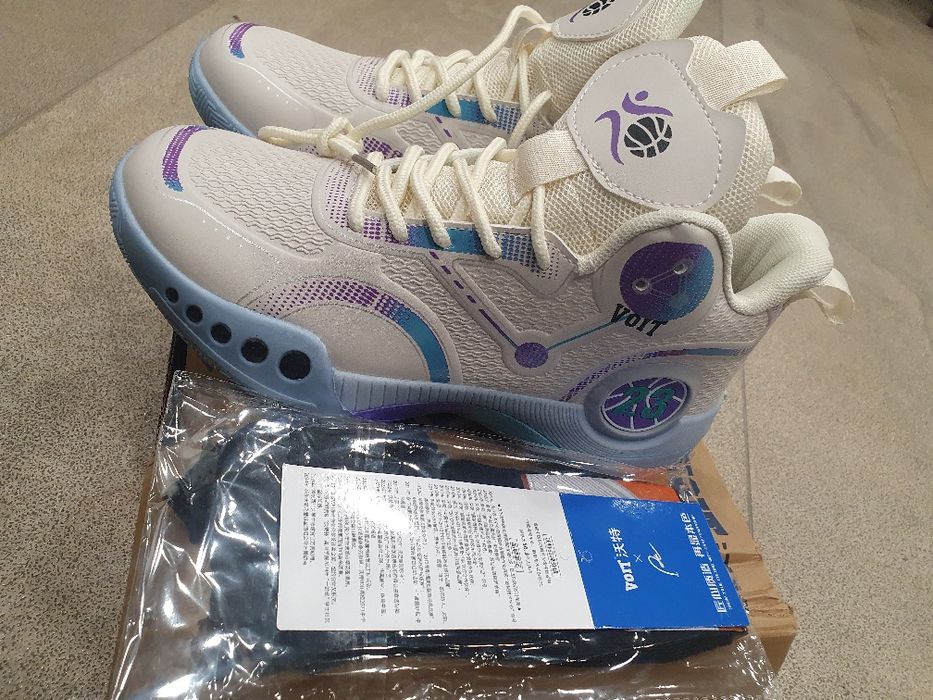 Кроссовки спортивные