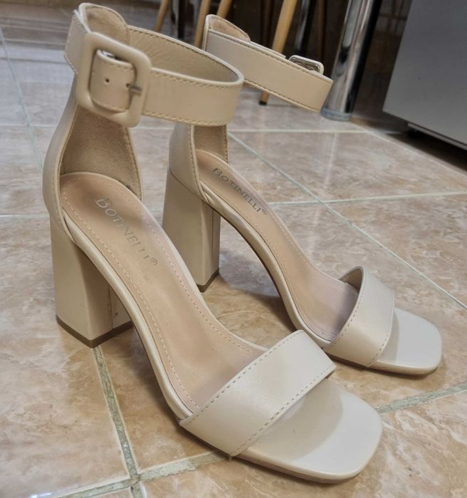 Sandale elegante bej,cu toc