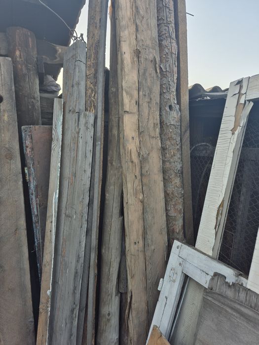 Продам б/у огнетушитель  , гвозди  . Бревна  .ключи