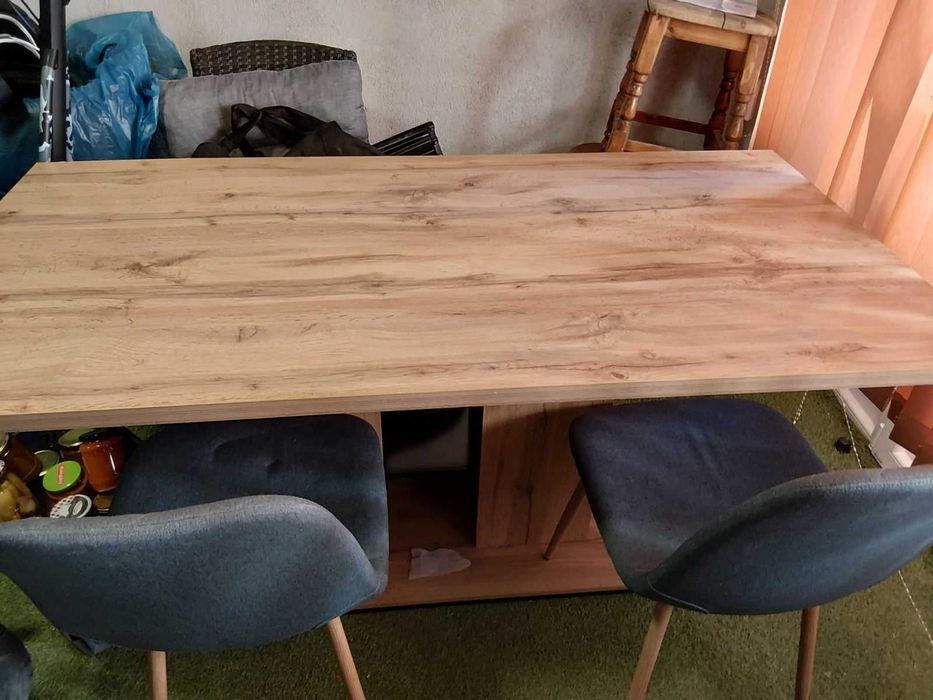 Маса с четири стола