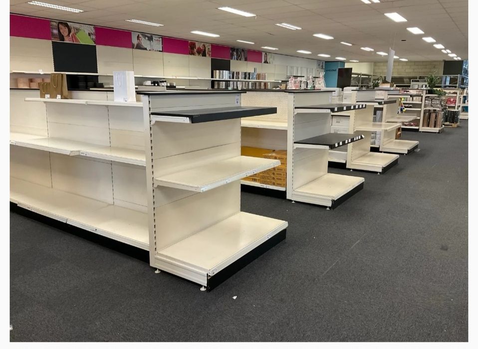 Vând rafturi magazin