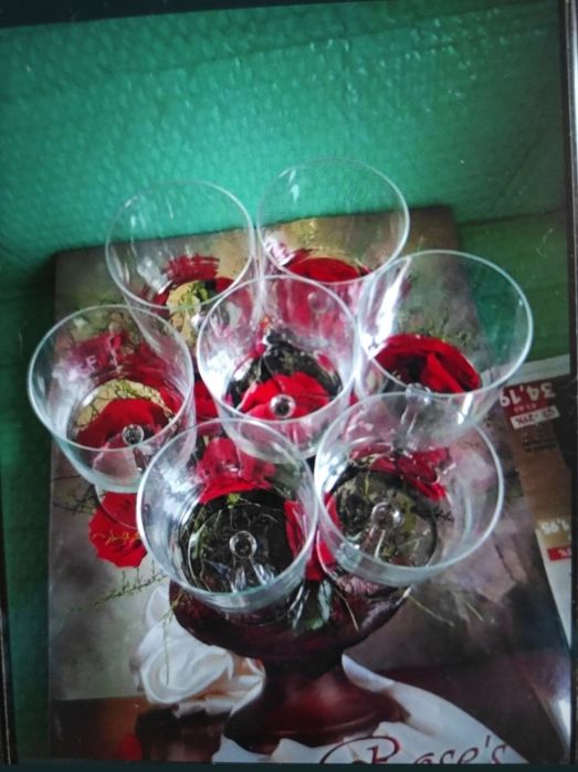 Set pahare cu picior 6 + 1 rezervă, este nou în cutie.