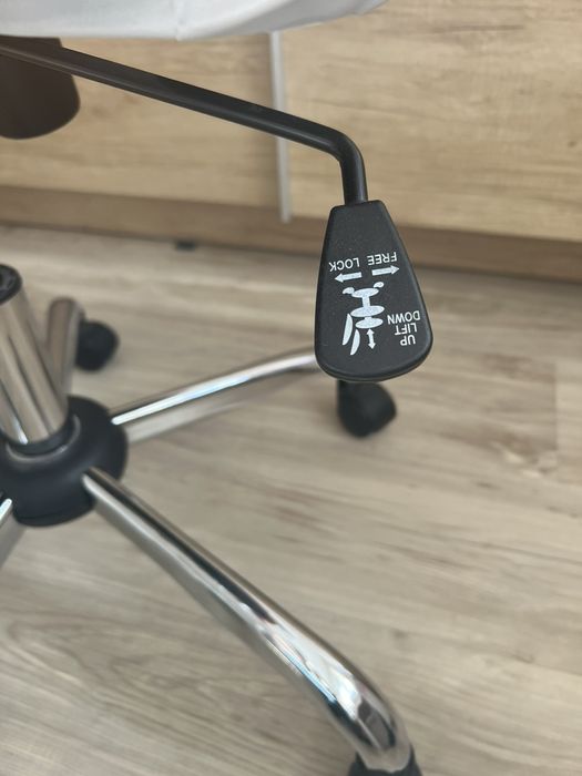 Оранжев стол с колелца