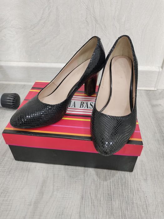 Продам 2 пары туфель