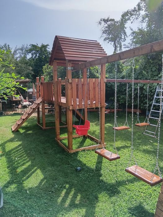 Spațiu de joacă, balansoare,