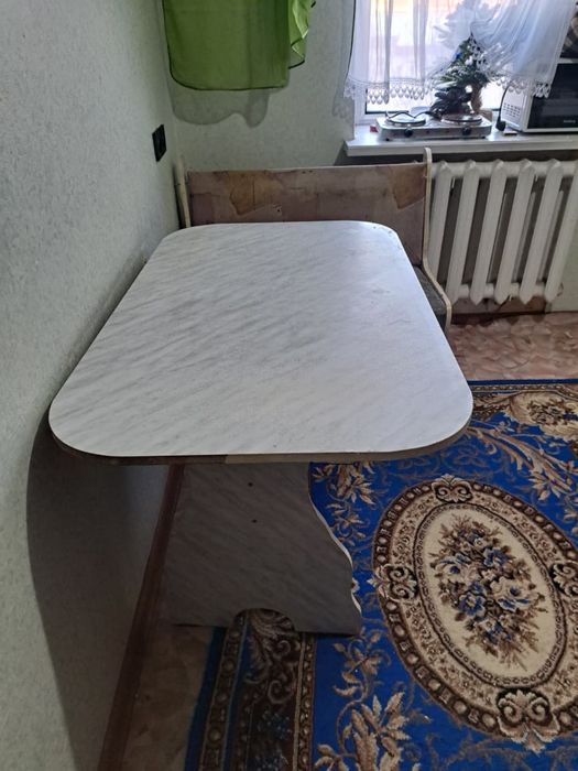 Отдам стол с диванчиком