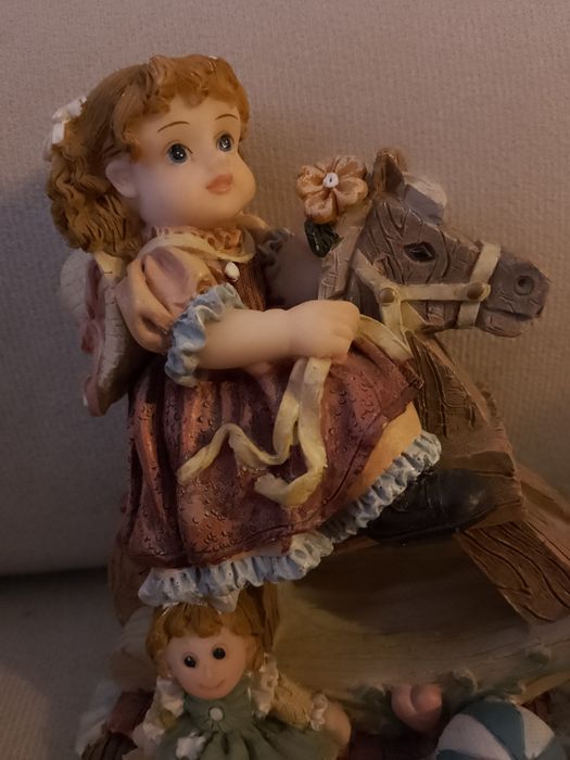 Фигура "Момиченце на дървен кон" и два самолета