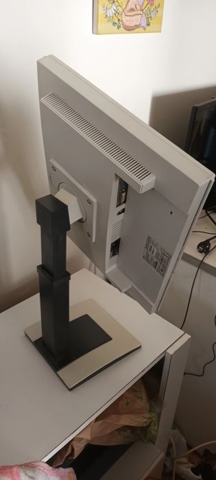 Vând 2 monitoare bune reglabile înclinare 360 pret 250 buc 1 e de la HP și al doilea de la Fujitus