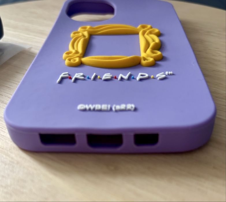 Husă telefon Friends mov, ramă galbenă, iPhone 13