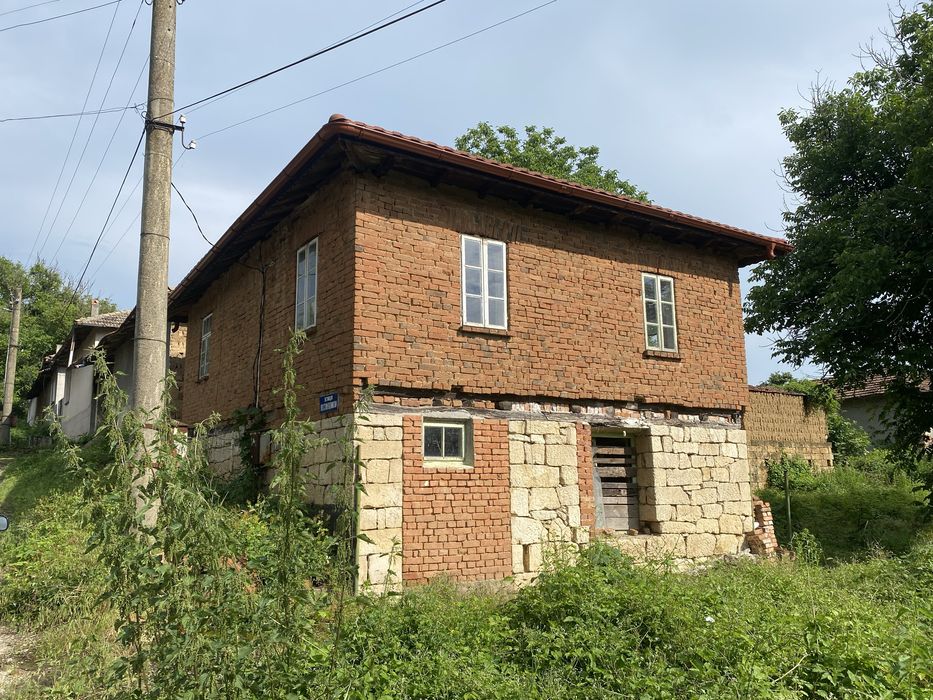 Стара къща с двор