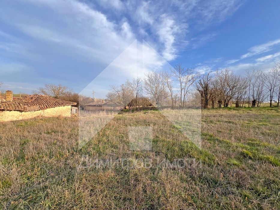 Продава къща с 2 дка двор в с. Караманите, общ Вълчи дол (обл. Варна).