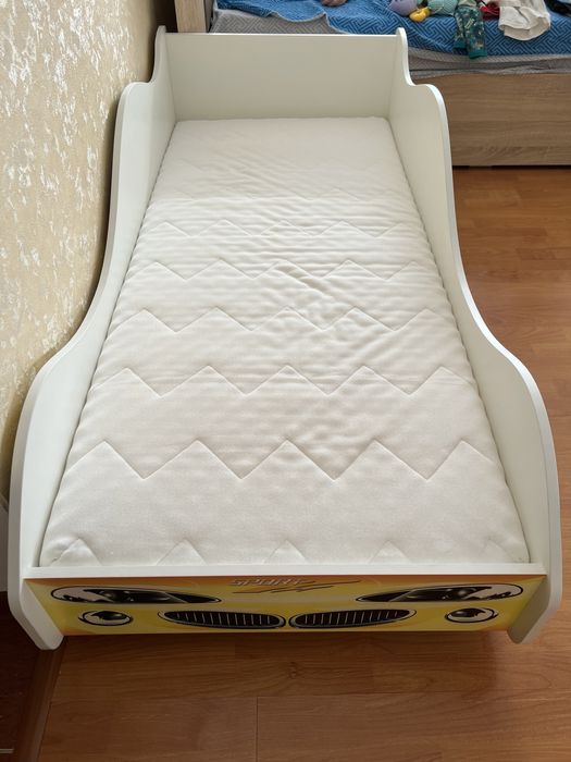 Продам детскую кровать-машину