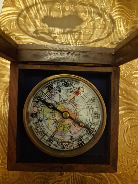 Ретро компас в дървена кутия