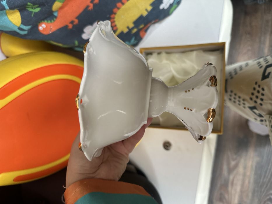 Продам посуды белые тортница,фруктовница