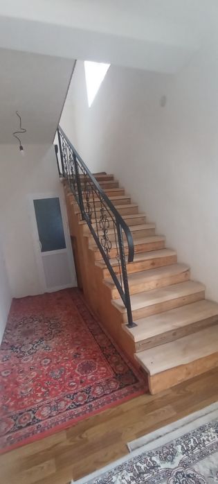 Uy sotiladi Chimyonda yaxshi joyda joylashkan