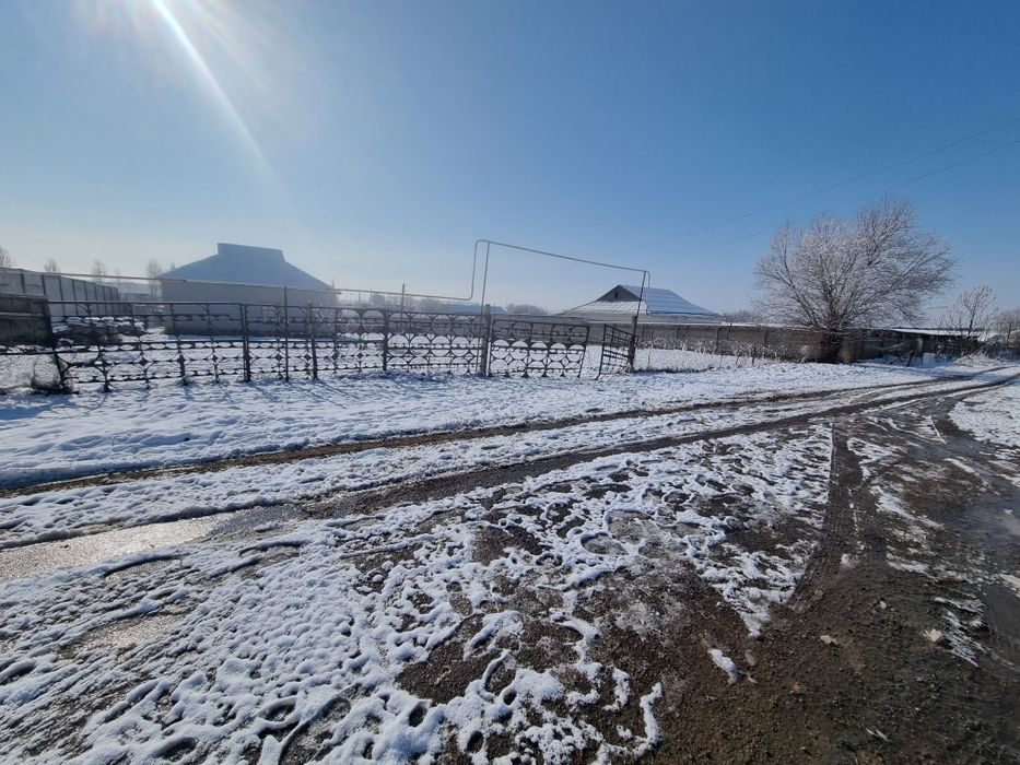 Yer sotiladi documentdan momo yoq suv svet gaz bor yer olchami 20 soti