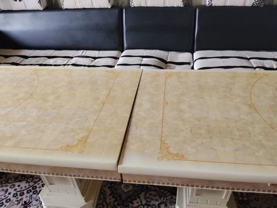 Стол для гостинной
