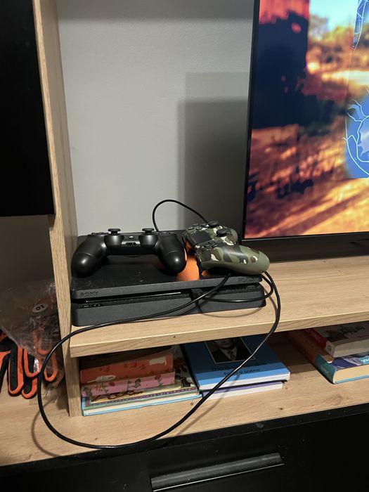 Vand ps4 cu 2 controalare si 11 jocuri